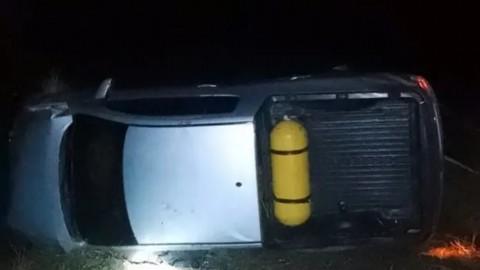 Ruta 18: imágenes del violento despiste y vuelco de una camioneta en dirección a Villa Clara