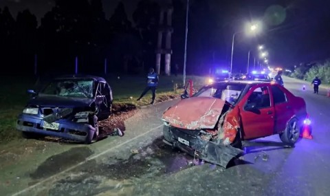 Violento choque entre dos autos en el ingreso a Concordia dejó tres personas hospitalizadas