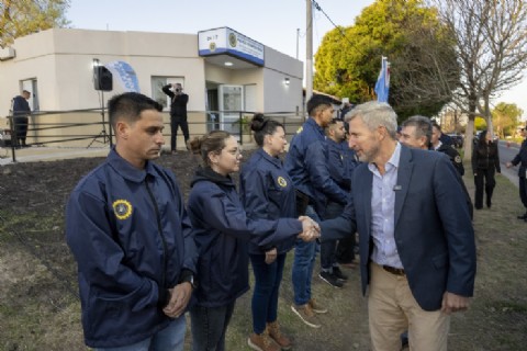 El gobernador inauguró un destacamento policial en Paraná y entregó móviles y armas no letales