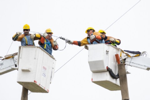 La Provincia continúa trabajando para reponer el servicio eléctrico en las zonas afectadas por el temporal