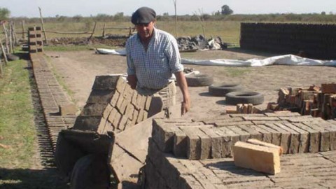 Los ladrilleros: un oficio que a pesar de los inconvenientes aun subsiste