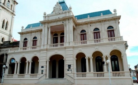 Un hombre vinculado a la causa de los contratos truchos desembarcó en Hacienda de Victoria