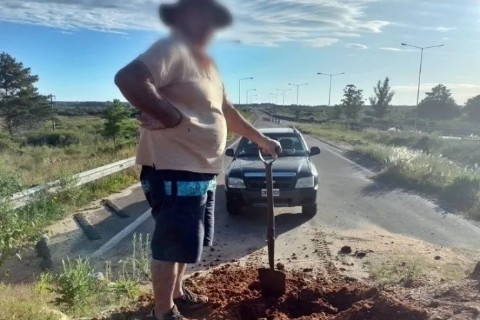 Vecinos de la zona sur sacan con palas el montículo de tierra que impide el ingreso a la ciudad