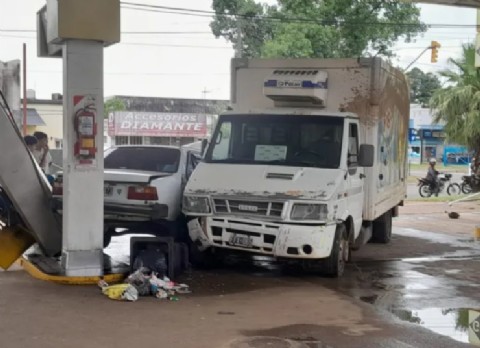 Concordia: una camioneta sin frenos impactó violentamente contra una estación de servicio