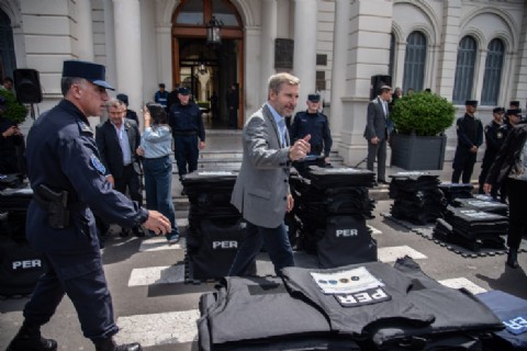 VIDEO | Frigerio distribuyó 1300 chalecos antibalas a la Policía para reforzar la prevención y cuidado de los agentes