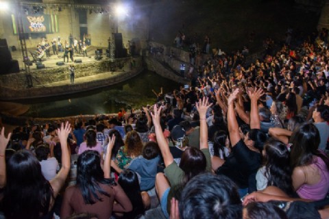 Paraná vibró al ritmo de la cumbia en la noche inaugural de Música en el Anfiteatro