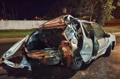 Concordia: violento choque de un auto contra un árbol dejó cuatro heridos hospitalizados
