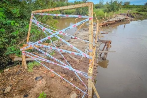Pueblo Liebig: puente peatonal destruido tras el paso del temporal