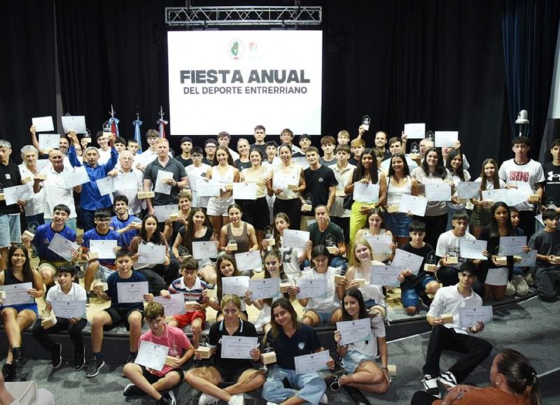 El gobierno acompañó la distinción a los destacados del deporte entrerriano