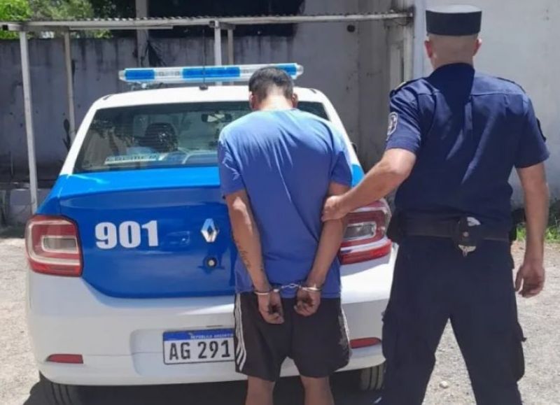 Un hombre con arresto domiciliario iba caminando hacia el centro de la ciudad y terminó detenido