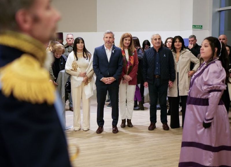 El gobernador participó de la velada cultural y artística en la vigilia del 25 de Mayo