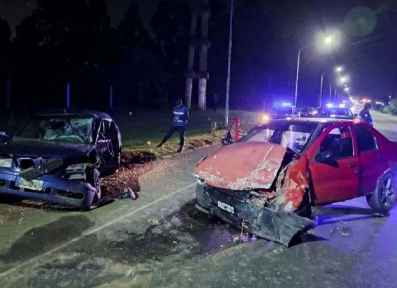 Violento choque entre dos autos en el ingreso a Concordia dejó tres personas hospitalizadas