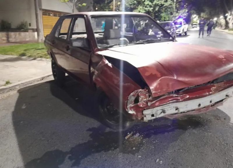 Paraná: en estado de ebriedad un joven conductor chocó un auto estacionado