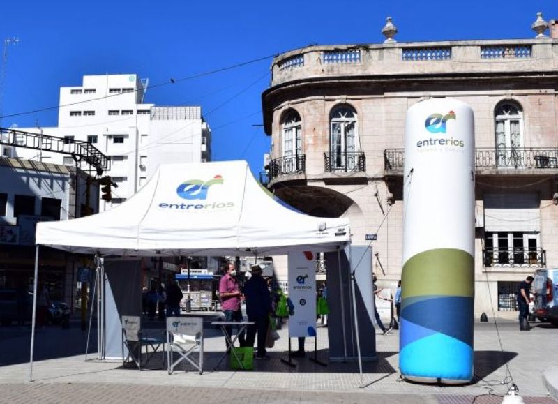 Turismo promociona sus principales propuestas en la peatonal de la ciudad capital