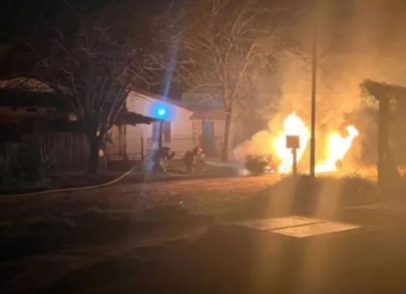 Chajarí: se incendió una camioneta y el fuego la consumió por completo