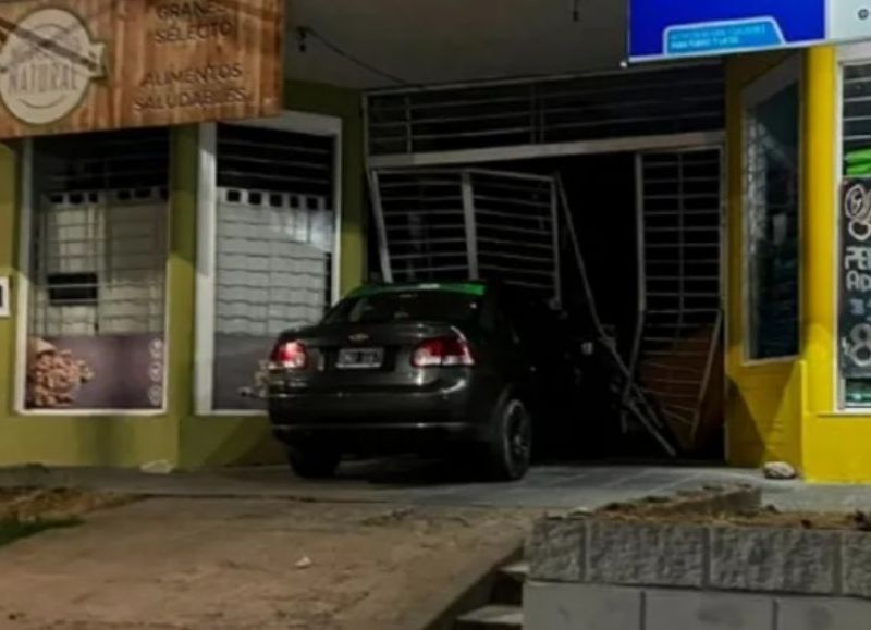 El conductor de un remis chocó con un auto e luego impactó contra el frente de un comercio
