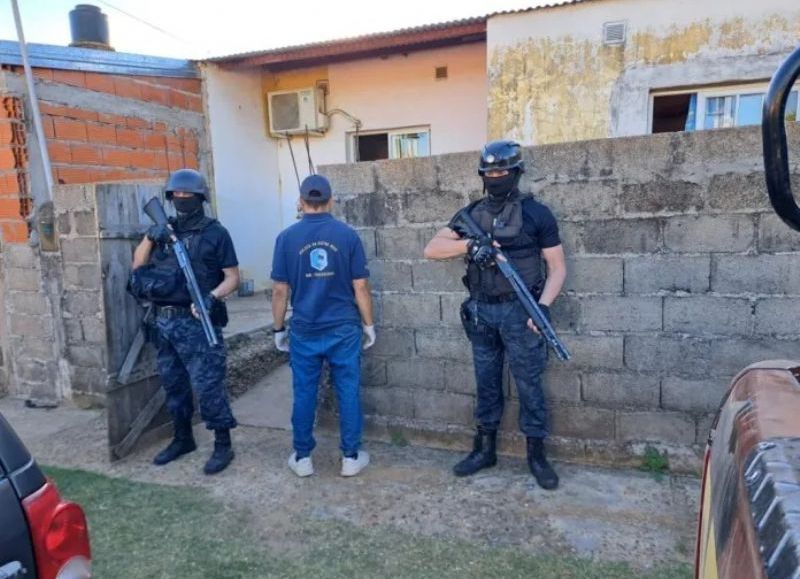 Secuestraron armas, cocaína, marihuana y arrestaron a ocho personas en allanamientos