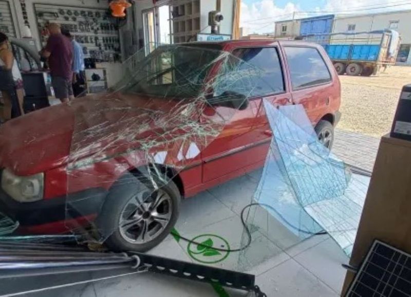 Un auto embistió el frente de un local comercial de Villaguay y destrozó la vidriera