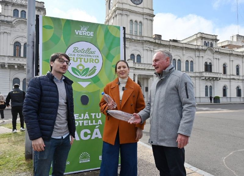 La provincia lanza la primera campaña para construir aulas con botellas PET recicladas