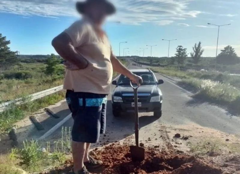Vecinos de la zona sur sacan con palas el montículo de tierra que impide el ingreso a la ciudad
