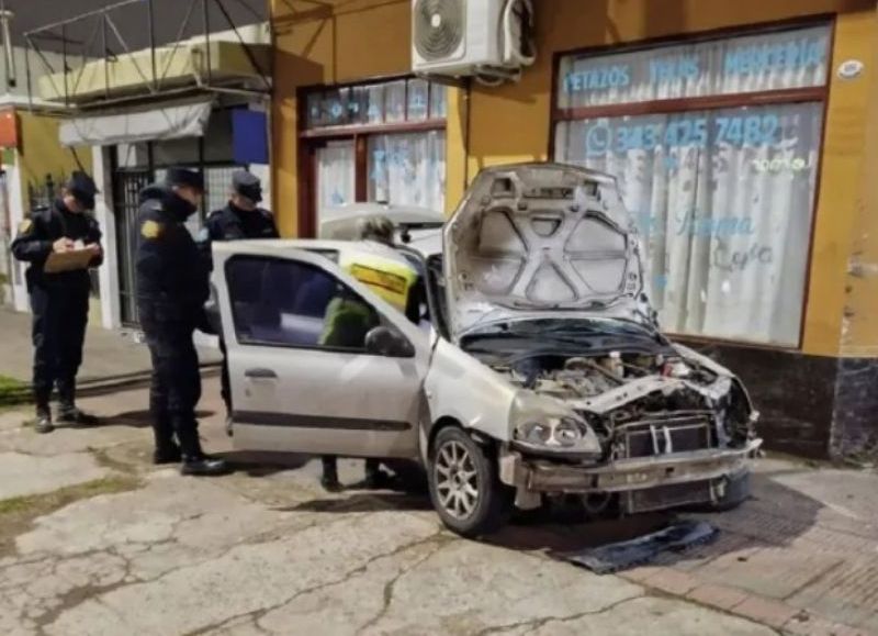 Paraná: hospitalizaron a tres jóvenes tras sufrir un violento choque contra un comercio