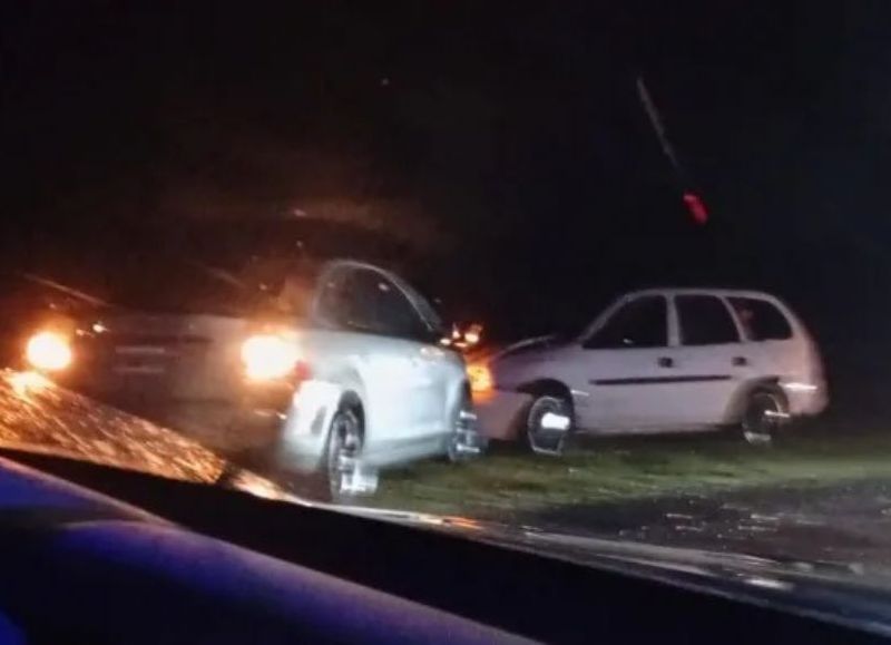 Violento accidente vial entre dos automóviles en Ruta 32: tres personas terminaron hospitalizadas