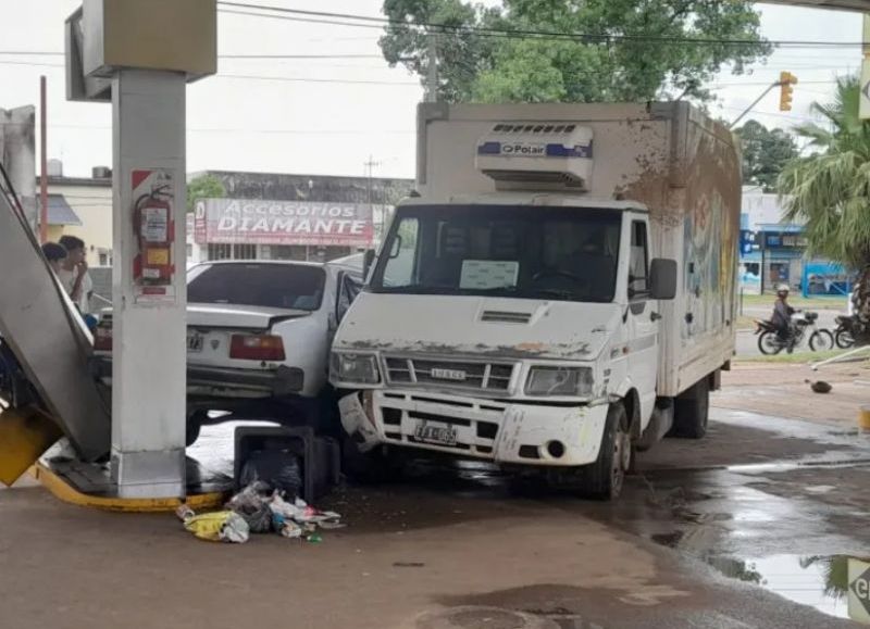 Concordia: una camioneta sin frenos impactó violentamente contra una estación de servicio
