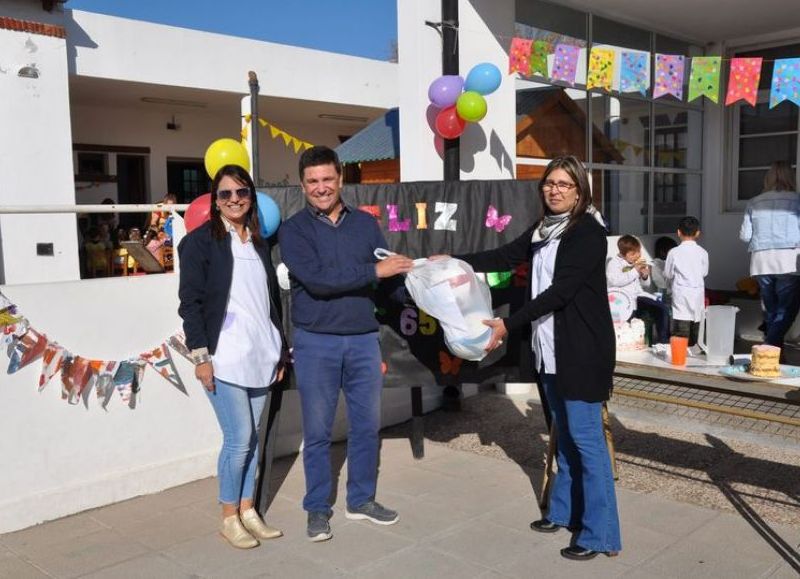 Maciá: se entregaron elementos deportivos a la Escuela 62 en su aniversario