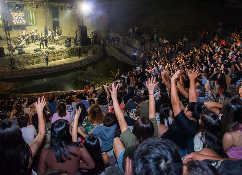 Paraná vibró al ritmo de la cumbia en la noche inaugural de Música en el Anfiteatro