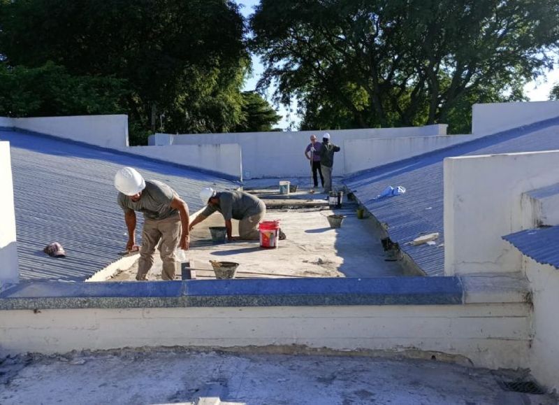 Avanza una obra clave para reparar filtraciones y mejorar las condiciones en una escuela