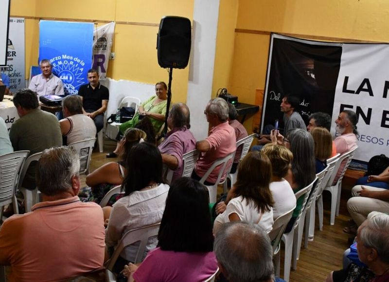 En la sede de Agmer Concordia se realizó la presentación del libro "A través de la Mirilla"