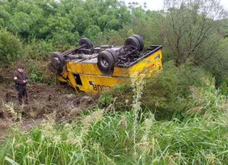 Departamento La Paz: volcó un camión de caudales en ruta 12
