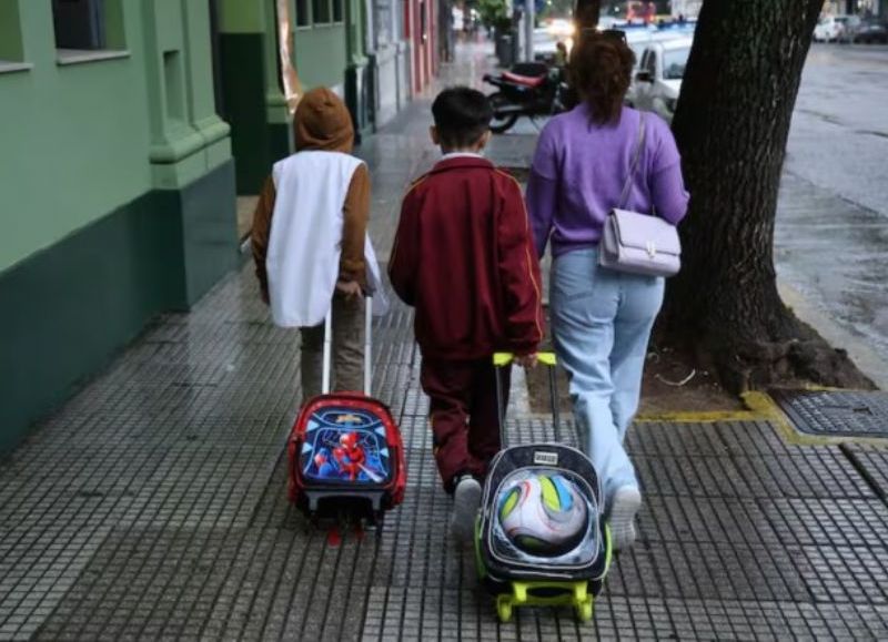 Vuelta a clases: tensiones gremiales y malestar por recortes en la provincia