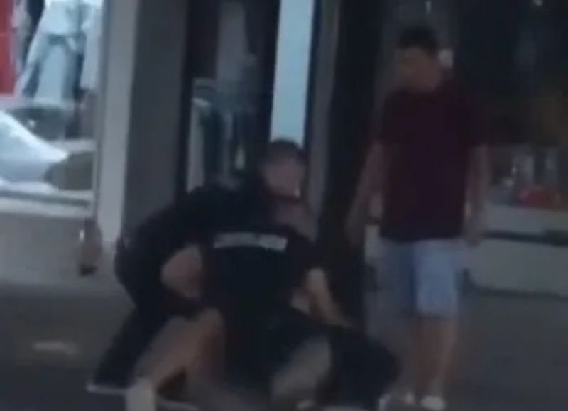 VIDEO | La Paz: joven terminó hospitalizado tras ser golpeado por patovicas de un boliche