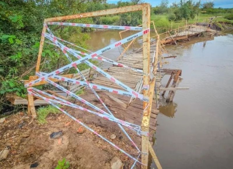 Pueblo Liebig: puente peatonal destruido tras el paso del temporal