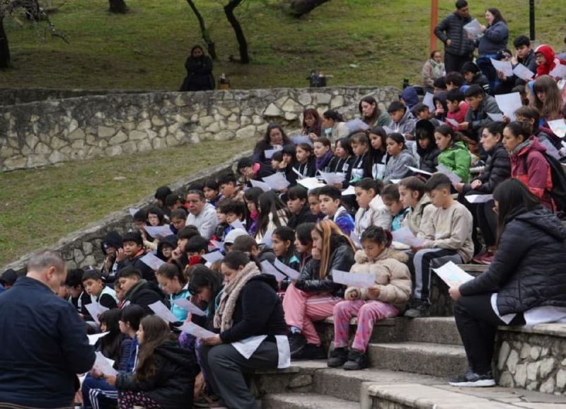 Más de 100 estudiantes participaron de la primera experiencia de deporte de orientación en el Parque Urquiza