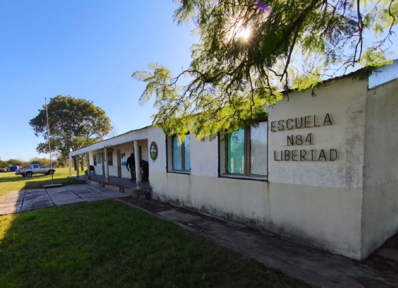 Ejecutan trabajos para restablecer el suministro de agua en la escuela Nº 84 Libertad