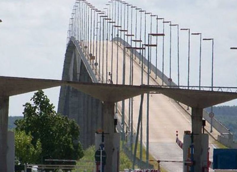 Uruguay prohíbe que remises argentinos crucen con pasajeros el Puente San Martín