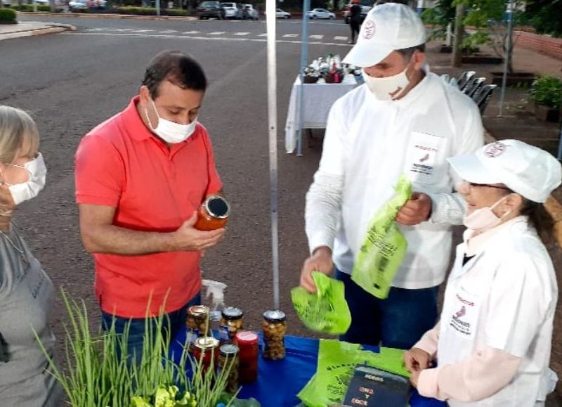 Herrera Ahuad visitó en Apóstoles la feria "Noches de la Agri-Cultura"